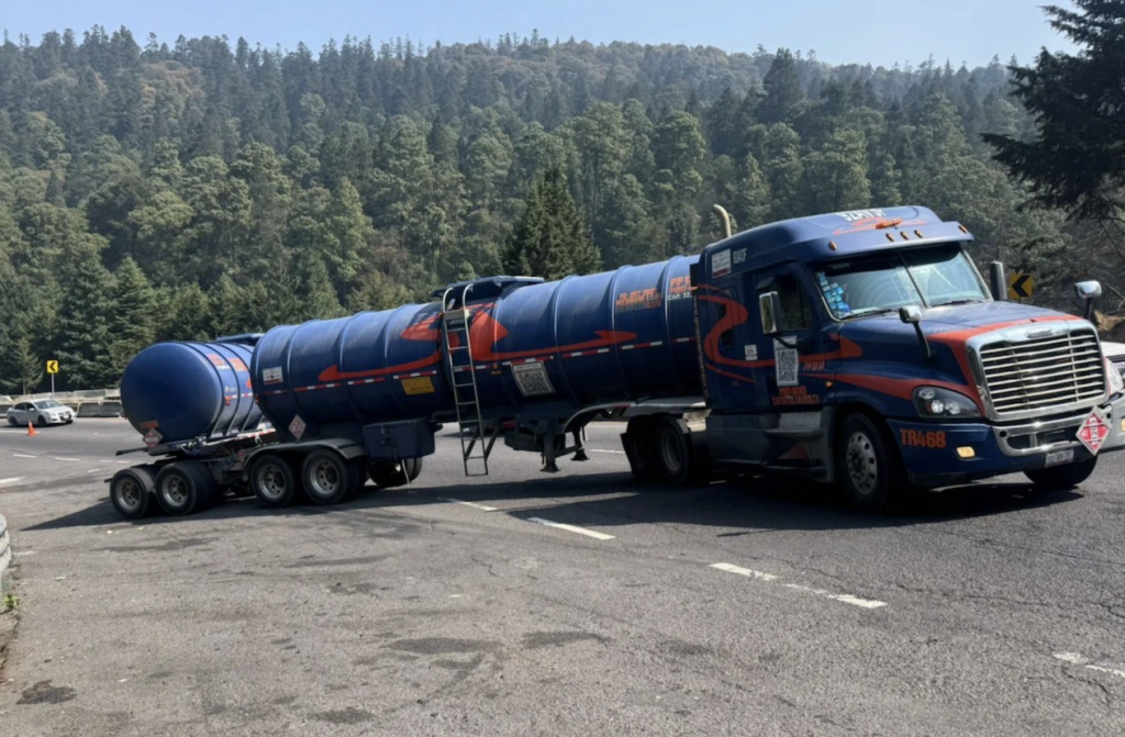 Accidente de pipa provoca cierre total en la carretera México-Toluca