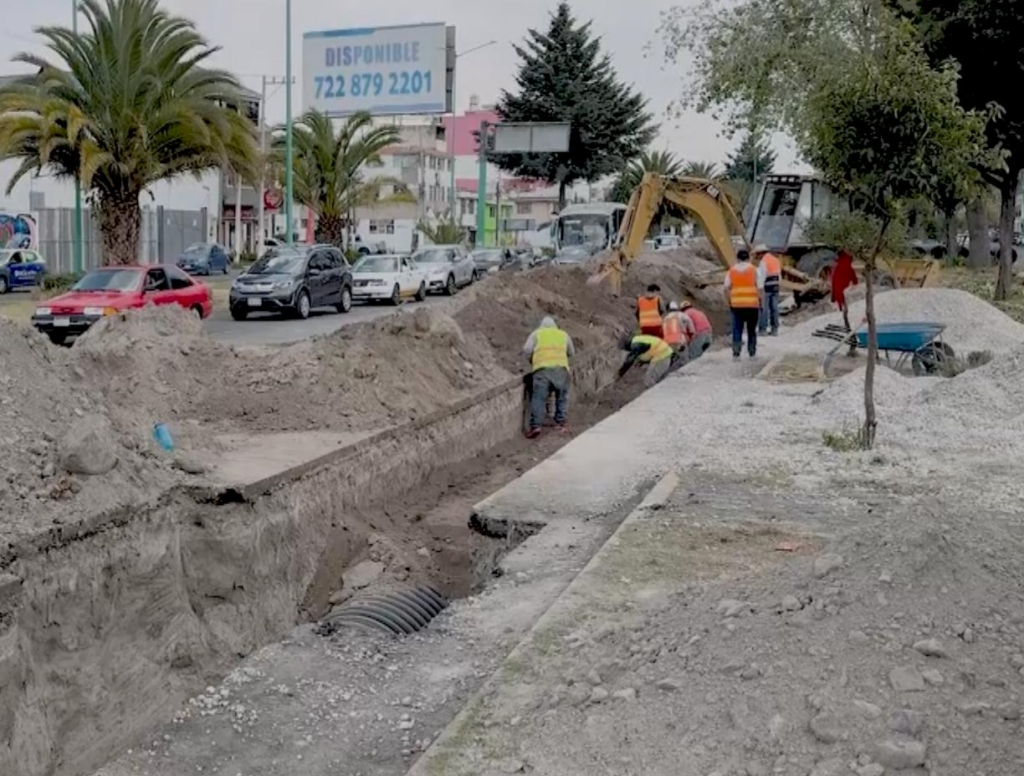 Avanza construcción de colector pluvial en avenida Vicente Guerrero en Toluca