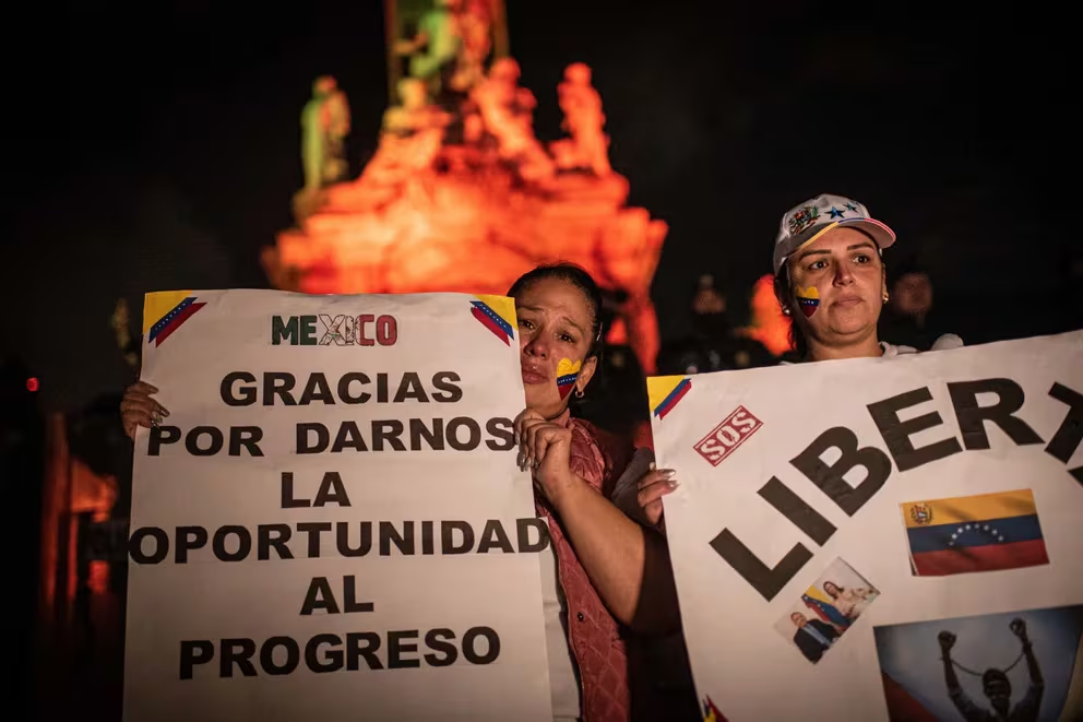 Venezolanos en México protestan en el Ángel de la Independencia contra Maduro