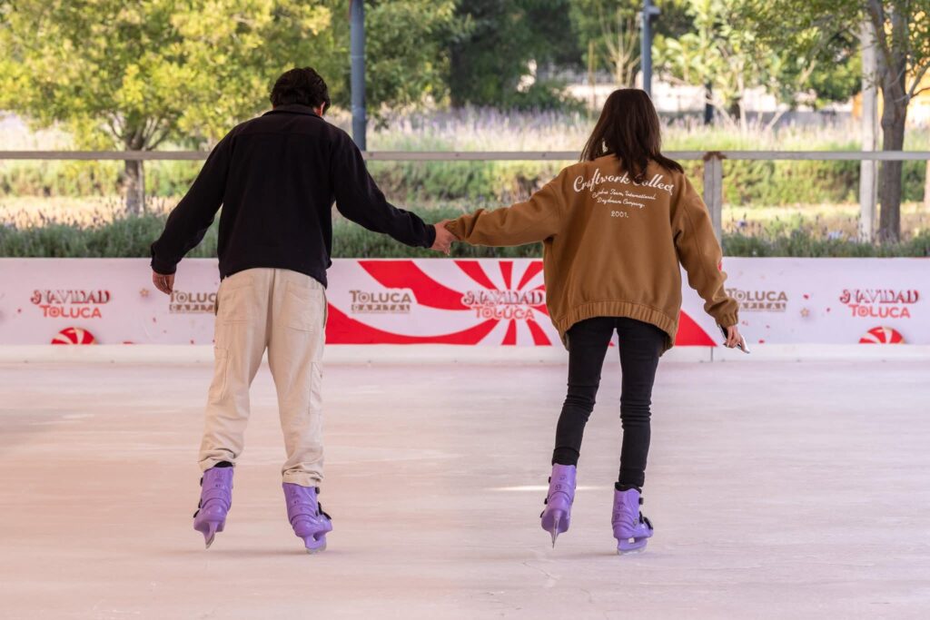 Navidad sobre hielo en Toluca; miles disfrutan pista de patinaje gratis