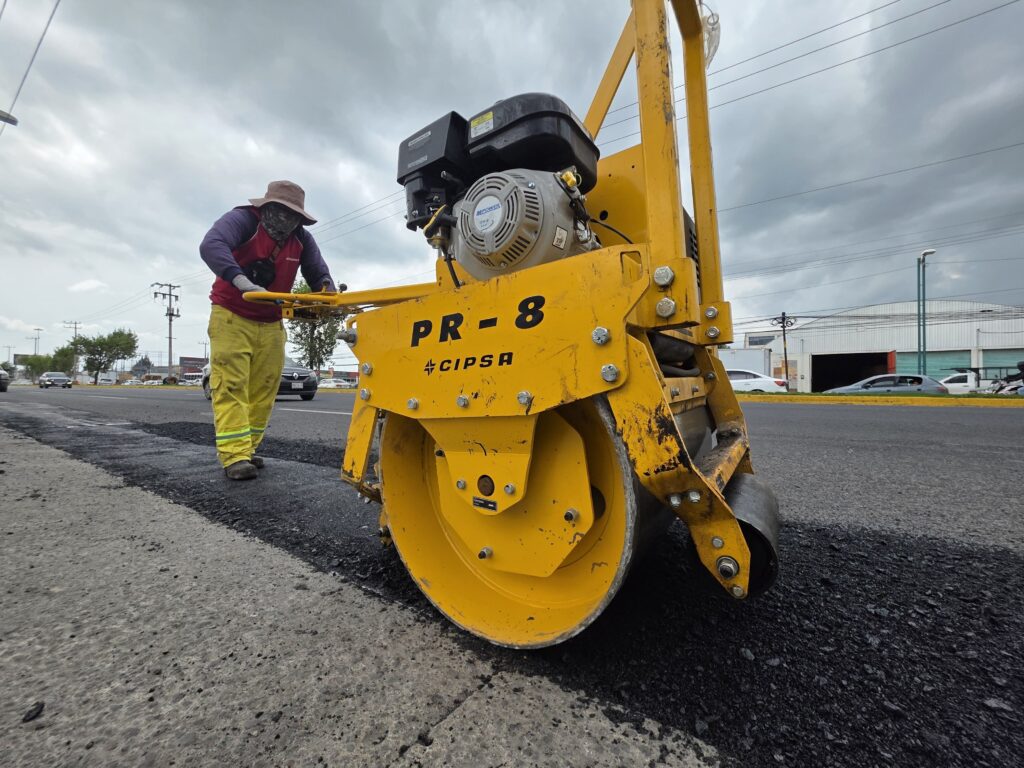 Intervienen brigadas de Obras Públicas de Toluca, la avenida José López Portillo y Boulevard Aeropuerto