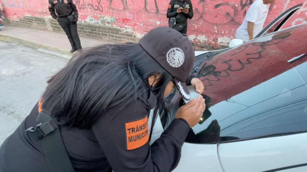 Para evadir operativo vial, conductor atropella a policía de Tránsito Municipal