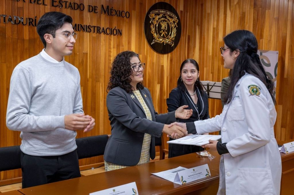 Rectora Paty Zarza realizó entrega simbólica de más de 18 mil becas, apoyos y estímulos