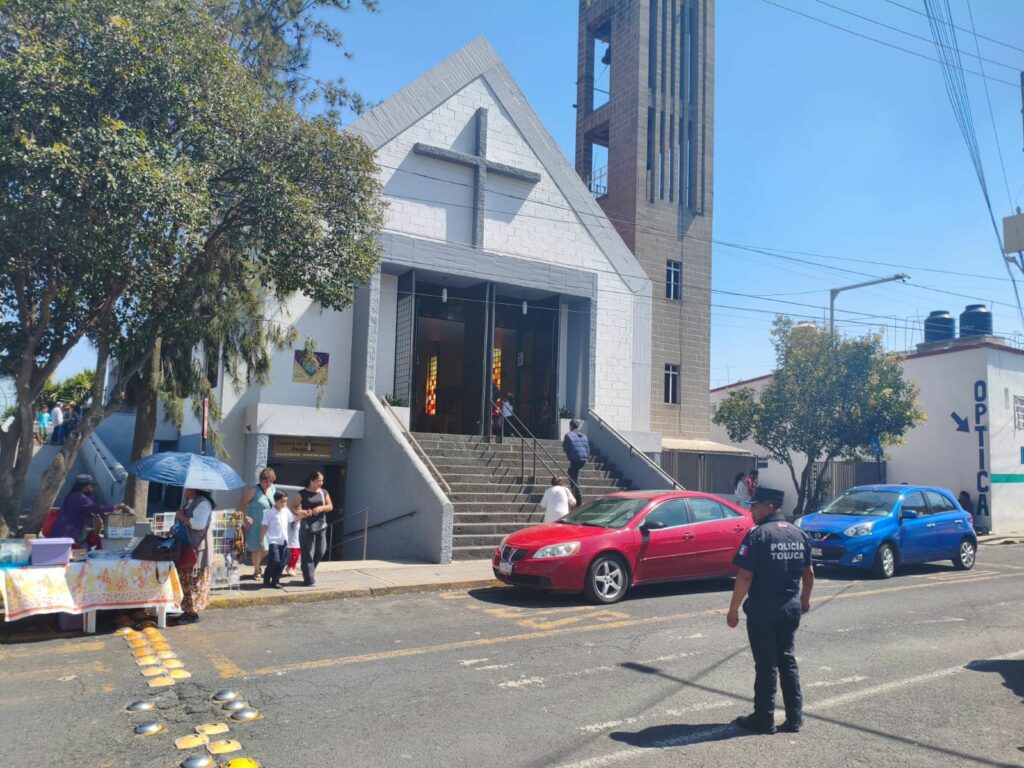 Policía de Toluca refuerza seguridad en parroquias ante alta afluencia de fieles en Miércoles de Ceniza