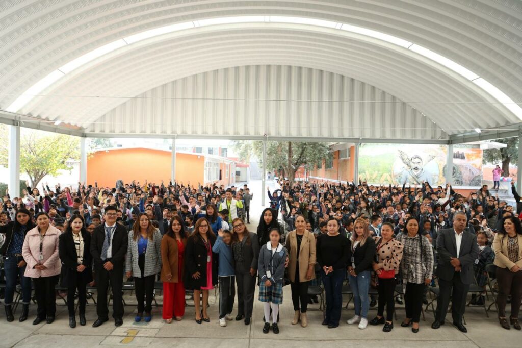 Entrega alcaldesa de Tecámac arcotecho en la escuela primaria Jacinto López Moreno