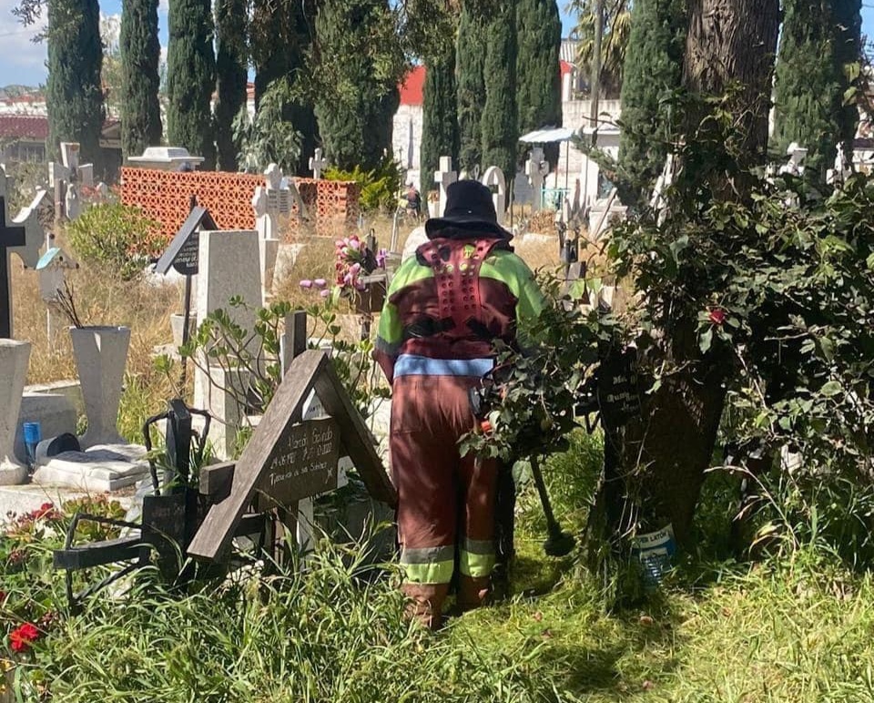 Limpian panteones de Tecámac para el Día de Muertos