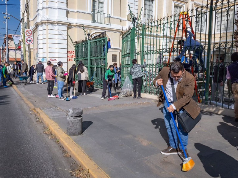 Avanzan trabajos de limpieza en el edificio de Rectoría de la UAEMéx
