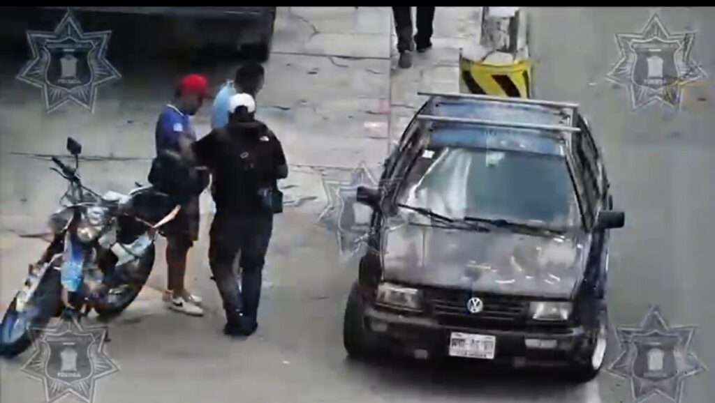 Detienen con «las manos en la masa» a tres desvalijadores de autos en Toluca