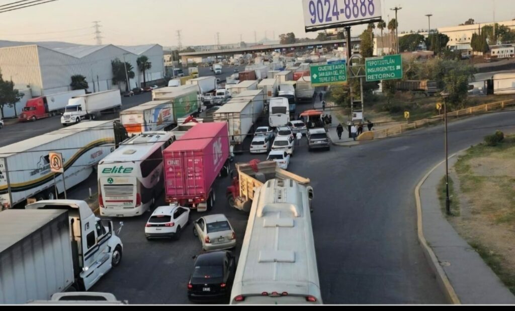 Transportistas bloquean vialidades en Edomex por desaparición de operador