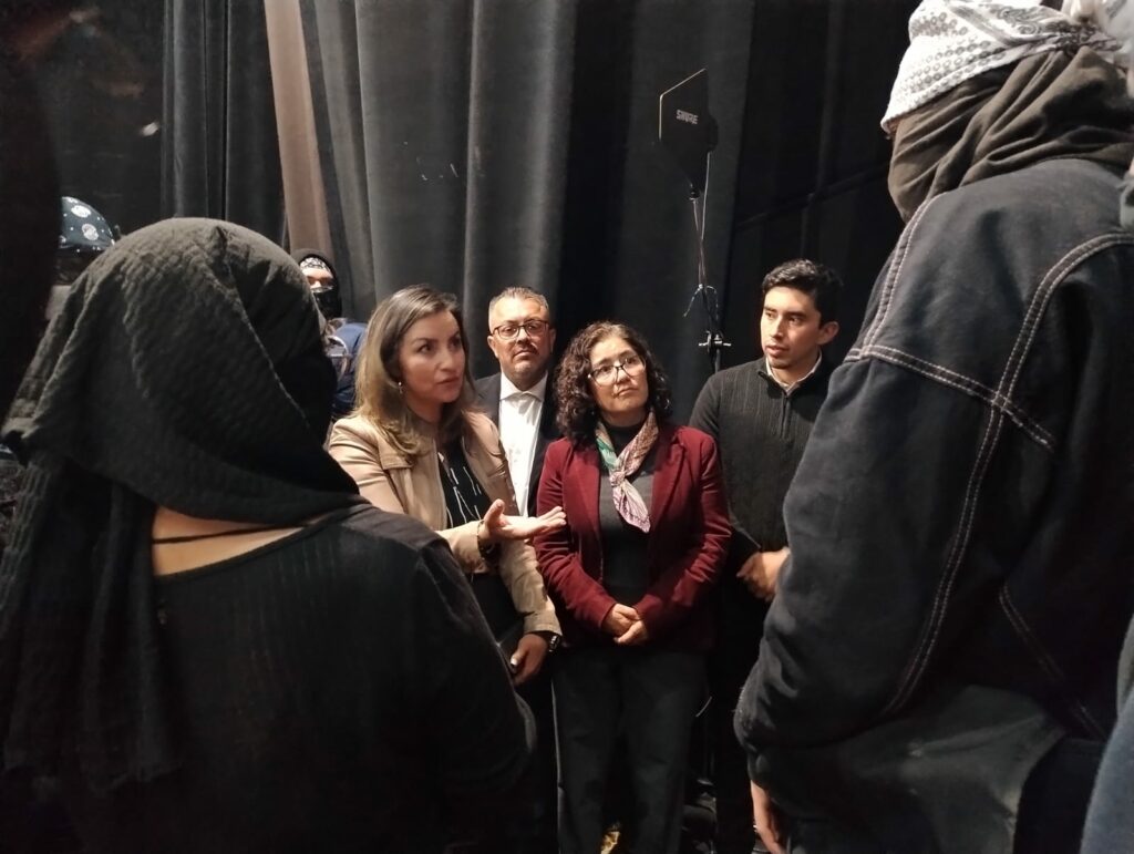 Patricia Zarza, rectora de la UAEMéx abre diálogo con miembros del Enjambre Estudiantil