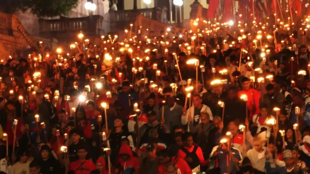 Miles marchan en Cuba con antorchas por amenazas de EE.UU.