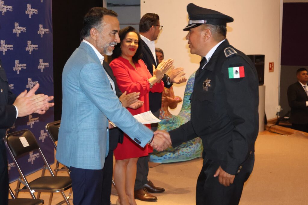 Reconocen compromiso de 126 policías de Metepec; alcalde Fernando Flores les entrega incentivos económicos