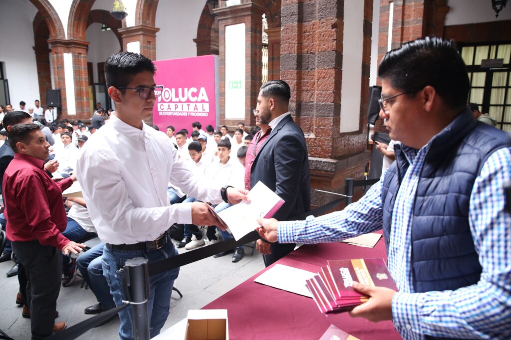 Toluca acerca a jóvenes trámite de cartilla militar con módulos itinerantes