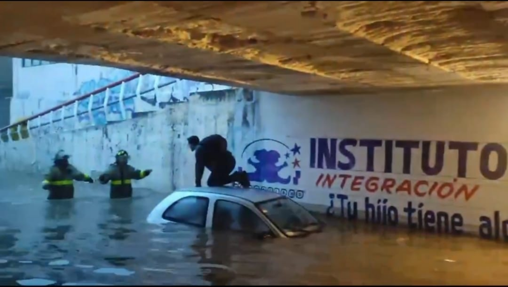Rescatan automovilista; quedó atrapado al inundarse el bajo puente de Ozumbilla