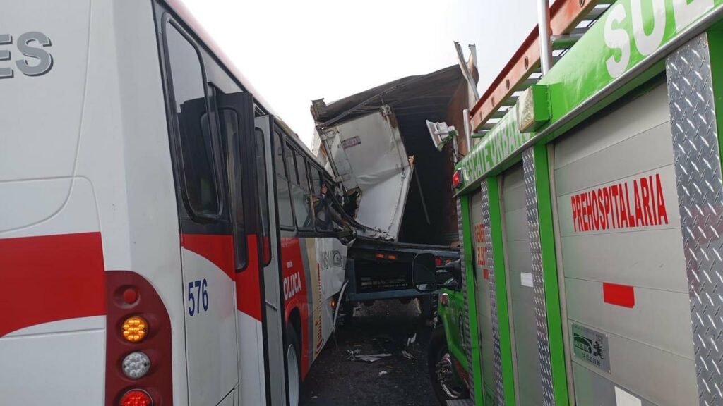 Al menos 35 lesionados en accidente en Almoloya de Juárez