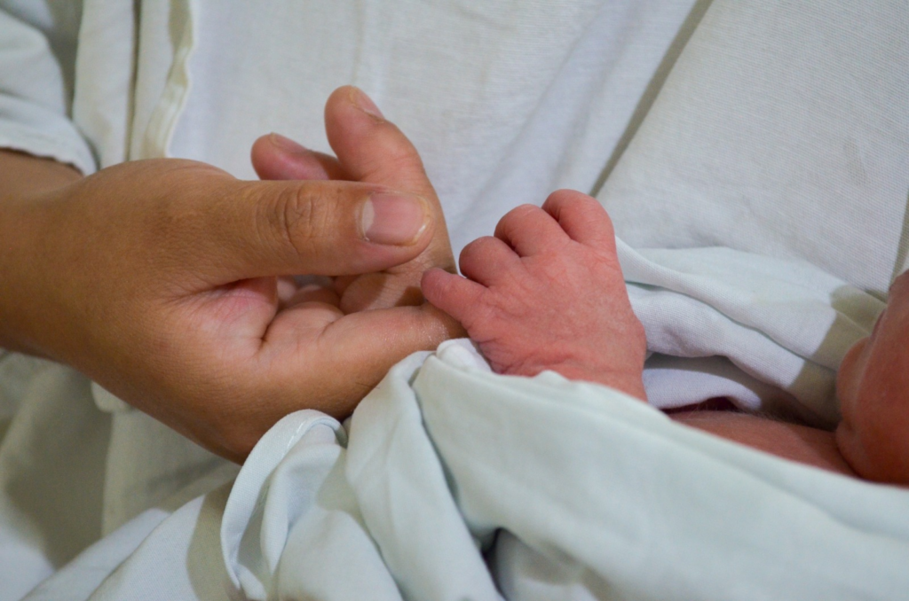 Más de 380 mil consultas prenatales en 2025 para cuidar la salud de madres y bebés