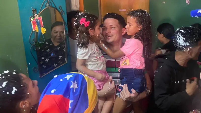 En Venezuela festejan el regreso de cuatro repatriados que denuncian abusos en el CECOT