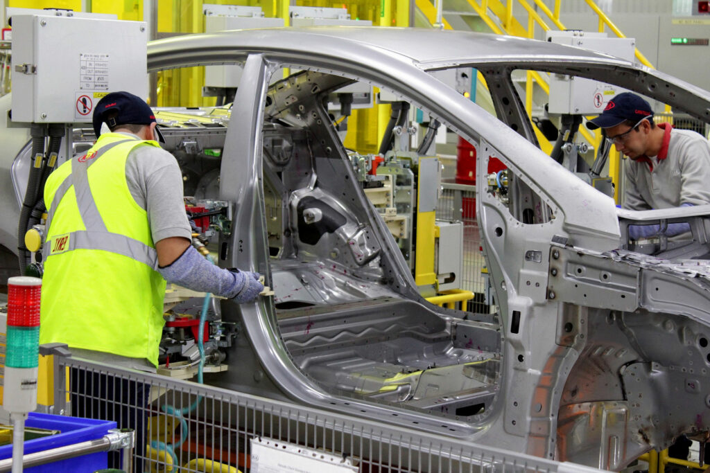 Entran en vigor el arancel parcial del 25% a los coches ensamblados en México