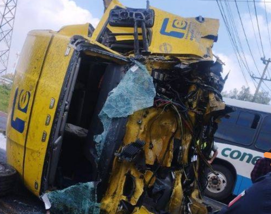 Se impacta tráiler contra la base de puente en la carretera México-Pirámides