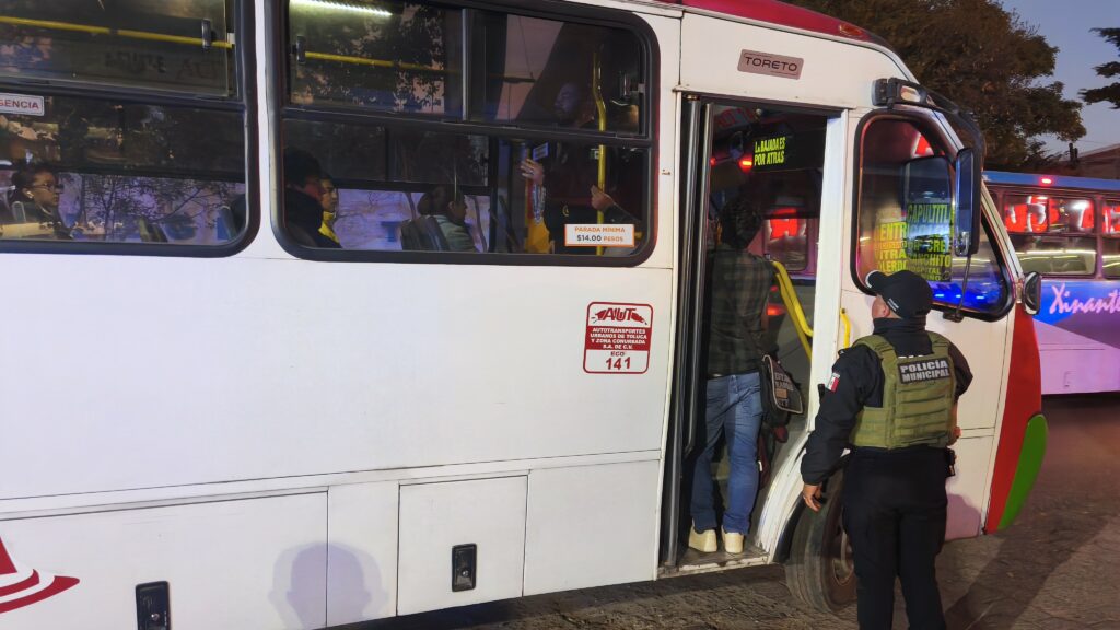 Usuarios de trasporte público respaldan presencia policial en paraderos de Toluca