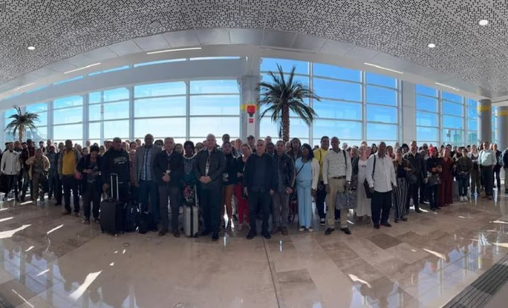 Arriban a México 199 médicos cubanos; darán servicio en comunidades de difícil acceso