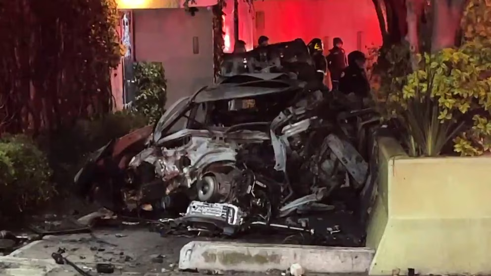 Auto de lujo choca y se incendia en Paseo de la Reforma