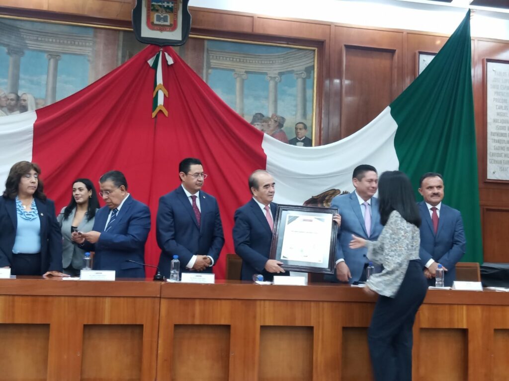 Entrega LXI Legislatura del Edoméx Pergamino y medalla al Reconocimiento Docente 2024