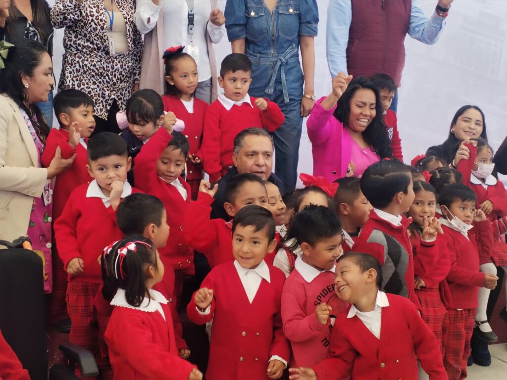 Entrega alcalde Ricardo Moreno arcotecho en jardín de niños en San Pablo Autopan: infraestructura segura y moderna
