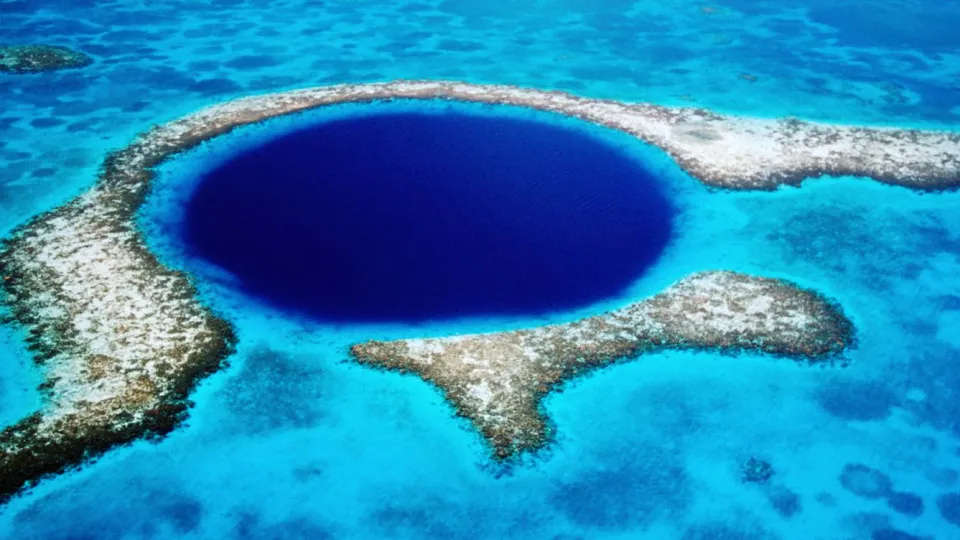 Encuentran el segundo agujero azul más grande del mundo en costas mexicanas