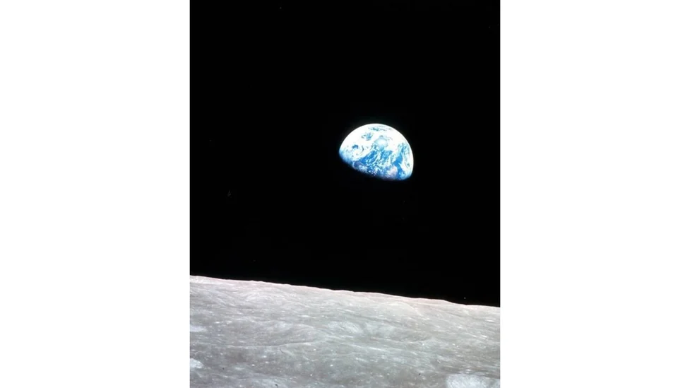 Misión Artemis II muestra la Tierra tras la Luna