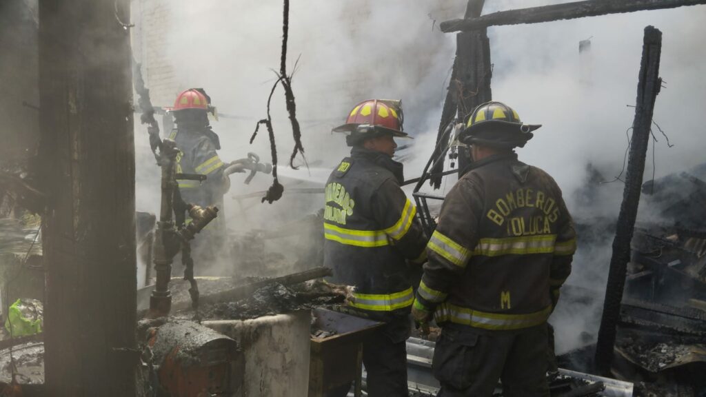 Combaten incendio en una bodega Bomberos de Toluca