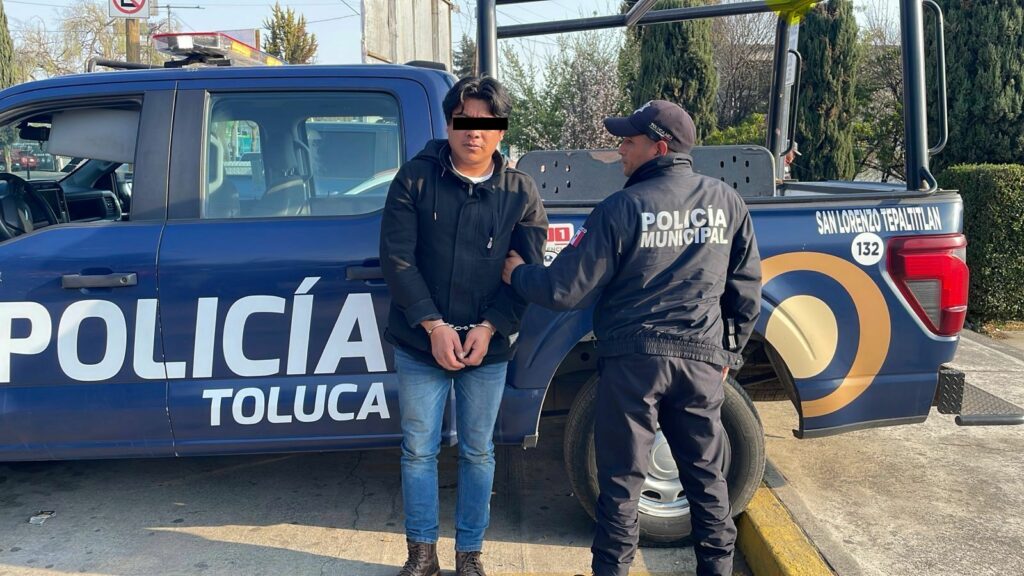 Tras disputa, sujeto incendia auto de un familiar en Toluca; ya fue detenido