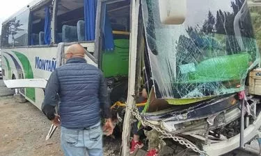 Choque entre autobús y tráiler en la Toluca-Naucalpan deja graves daños materiales