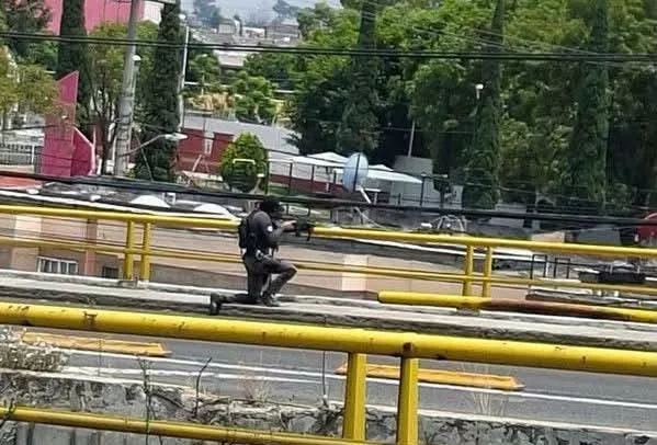 Se atrinchera sujeto armado y toma como rehenes a familiares en Los Héroes Tecámac