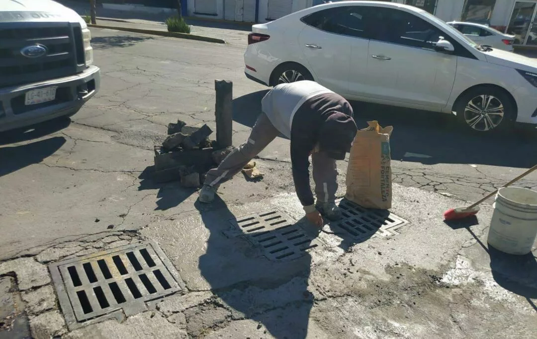 Limpia Toluca más de 2 mil 300 coladeras para fortalecer la red sanitaria y pluvial