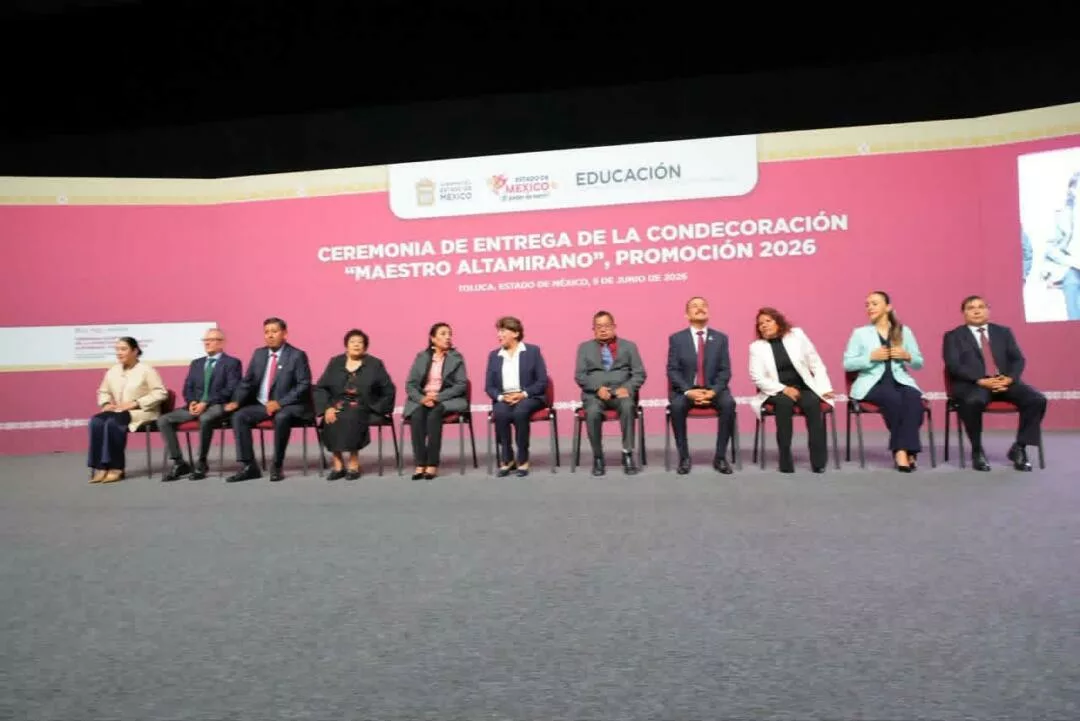Asiste Martha Camacho a condecoración de docentes por años de servicio