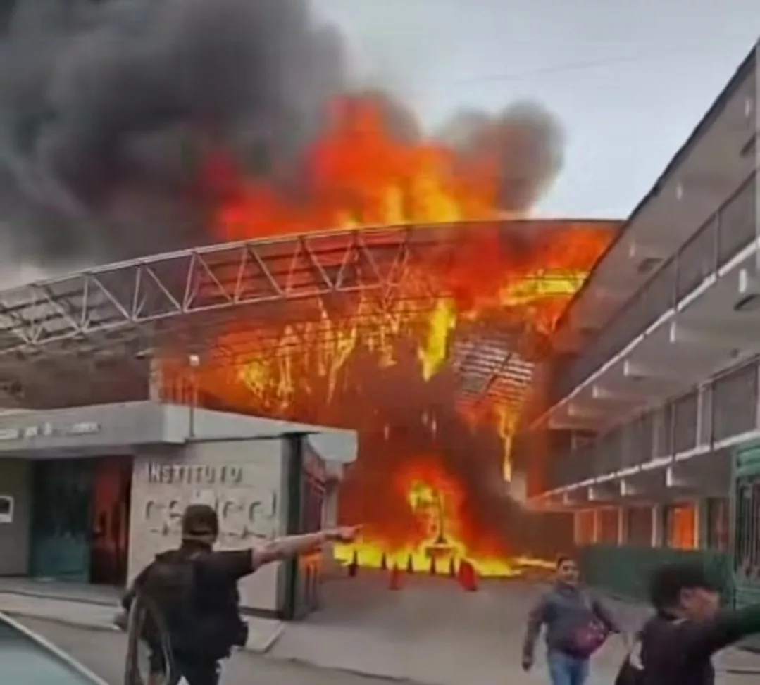 Se registra incendio en las instalaciones del Instituto Cenca en Metepec