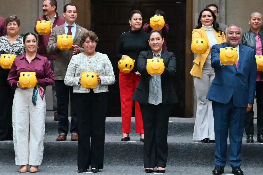Recibe Martha Camacho la alcancía Teletón en representación del Congreso