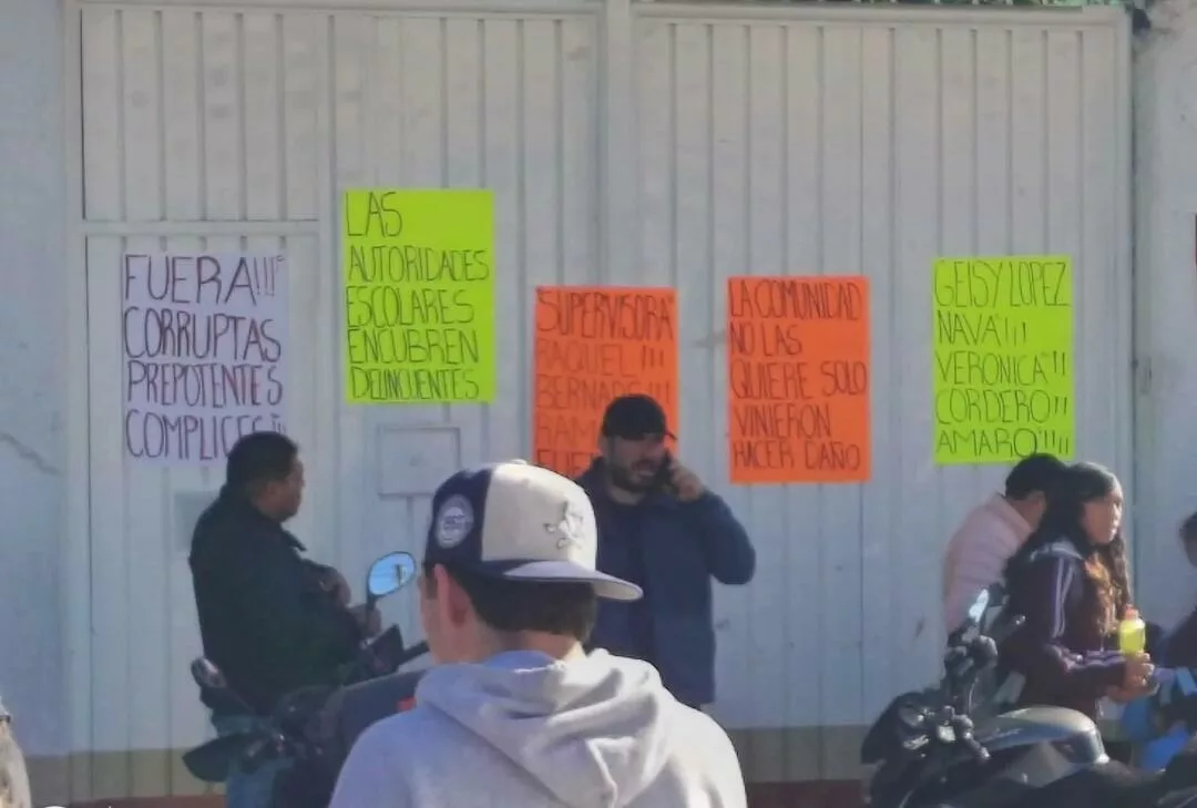 Padres en protesta bloquean acceso a secundaria en Coacalco