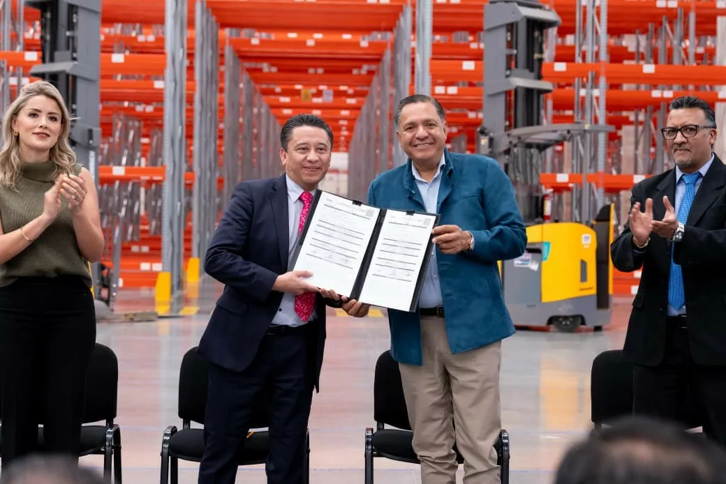 Toluca capta 450 mdp de inversión farmacéutica; alcalde Ricardo Moreno entrega licencia de operación