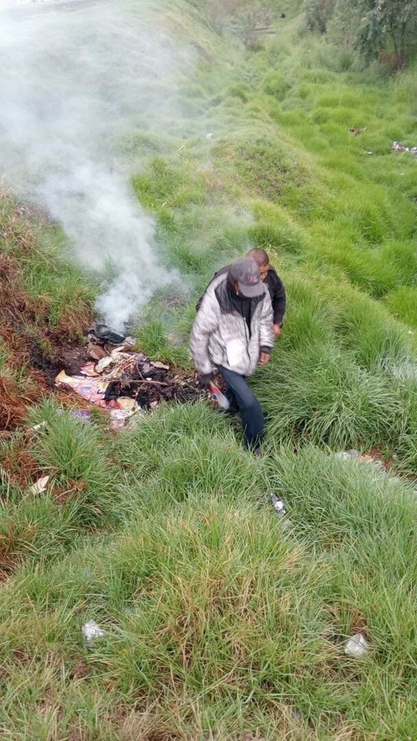 Remiten por quemar basura en vía pública a hombre ante el Juez Cívico