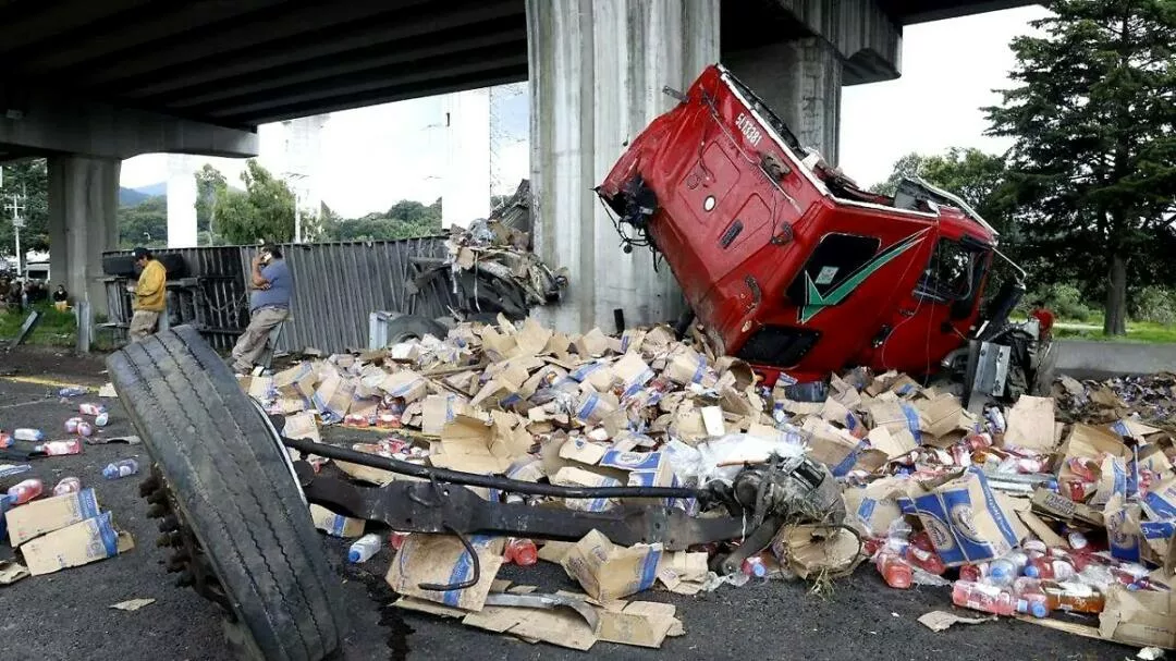 Vuelca tráiler cargado de electrolitos en la México-Toluca; reportan caos vial y filas de hasta 10 kilómetros
