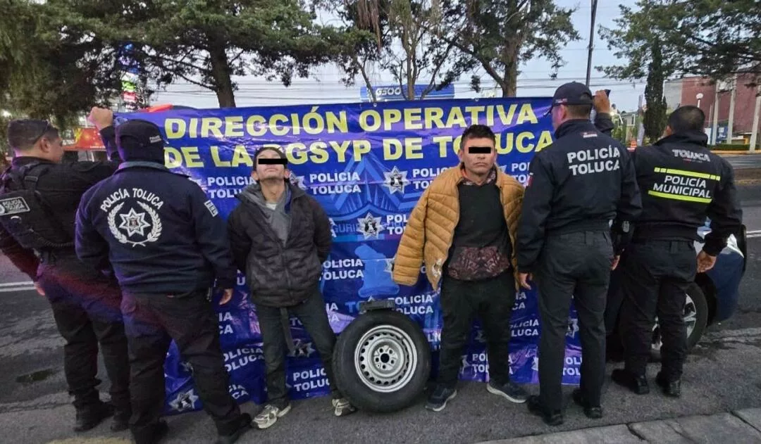Detiene Policía Municipal a sujetos por dar cristalazo a vehículos en Toluca