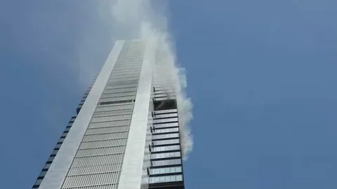 Fuerte explosión desata incendio en rascacielos de Cuatro Torres