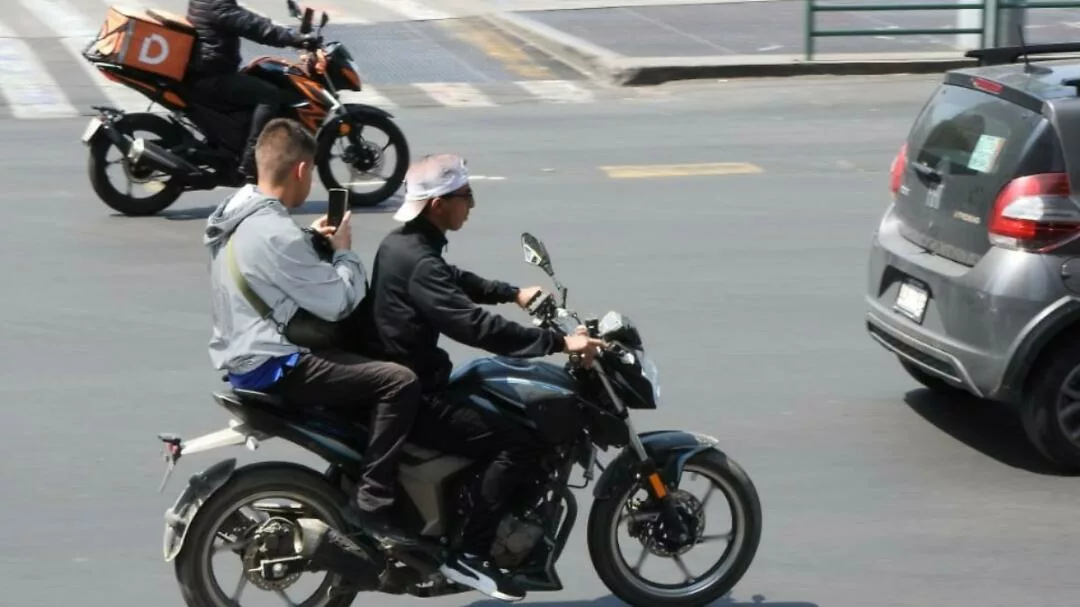 Aumentan riesgos y sanciones: adolescentes al volante de motocicletas en el Edomex