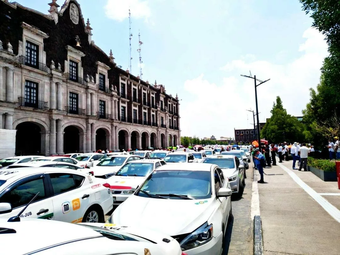 Taxistas colapsan el centro de Toluca; denuncian corrupción y rezago en trámites