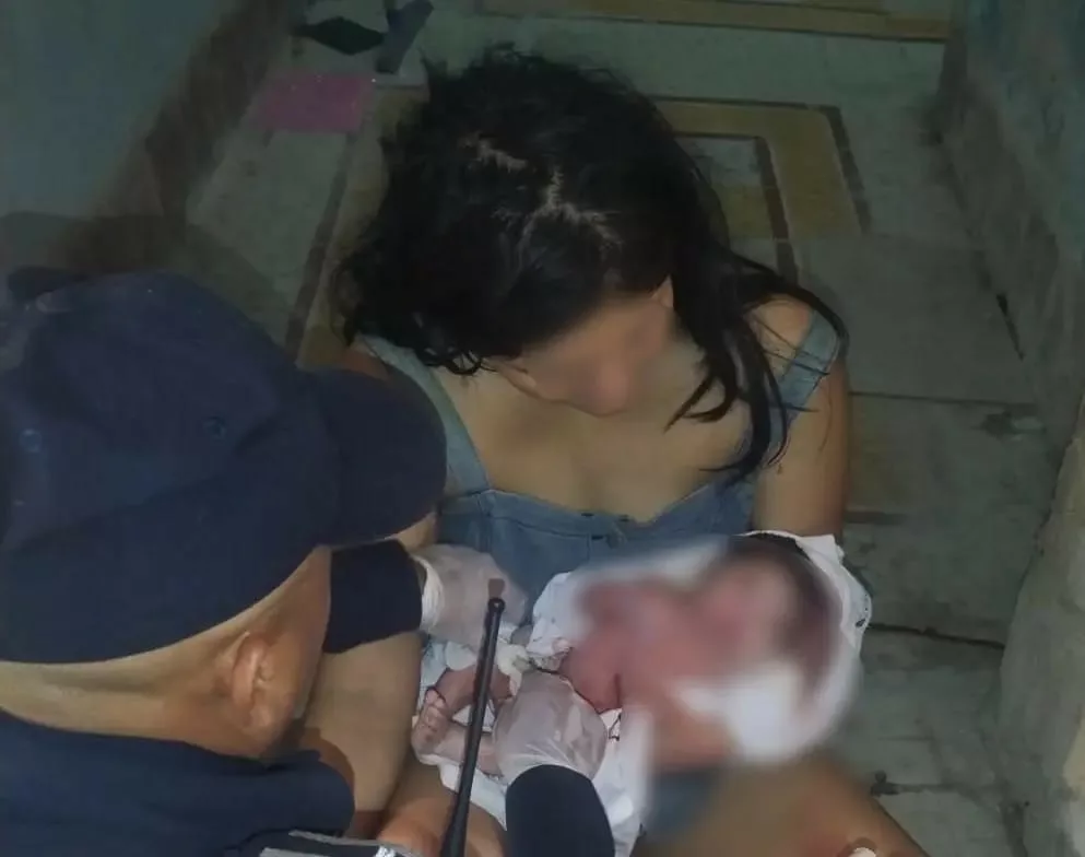 Policía de Ecatepec apoya a mujer en labor de parto en vivienda