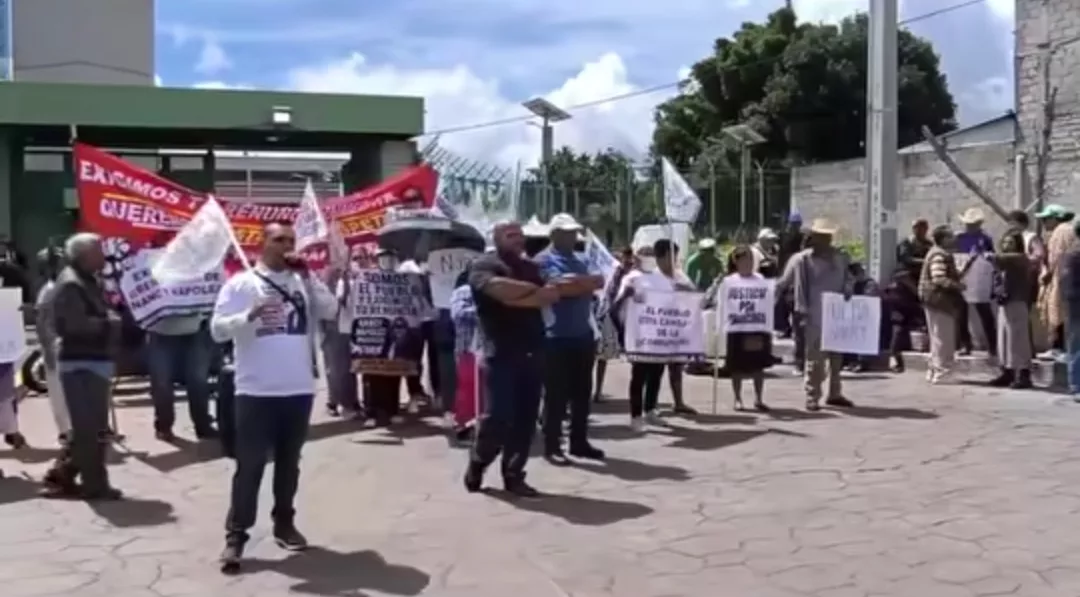 Exigen con protestas la renuncia de la alcaldesa de Tenancingo Nancy Nápoles, frente a juzgados penales