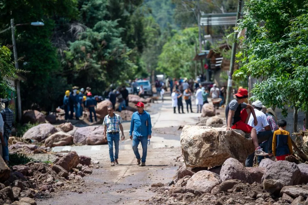 Brigadas de emergencia atienden afectaciones en Temascaltepec tras deslave; reportan saldo de viviendas y escuelas dañadas