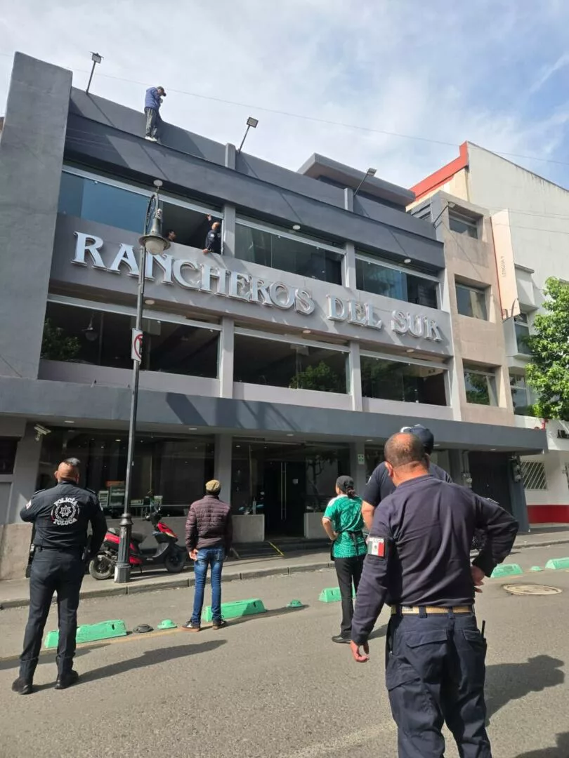 Evitan policías de Toluca que hombre atente contra su vida en el Centro Histórico